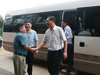 南平市委副書(shū)記、代市長(cháng)袁超洪蒞臨雙龍戲珠酒業(yè)參觀(guān)調研