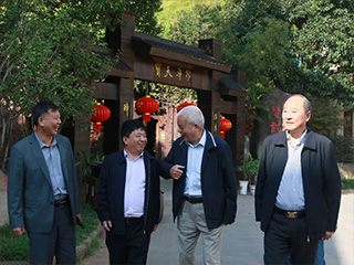 福建省政協(xié)原副主席、省工商聯(lián)主席李祖可參觀(guān)雙龍戲珠酒業(yè)