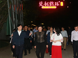 福建省人大常委會(huì )黨組副書(shū)記、副主任雷春美蒞臨雙龍戲珠酒業(yè)視察調研